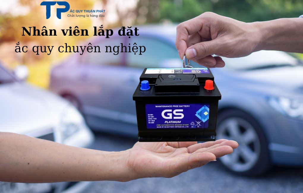 Nhân viên lắp đặt ắc quy chuyên nghiệp
