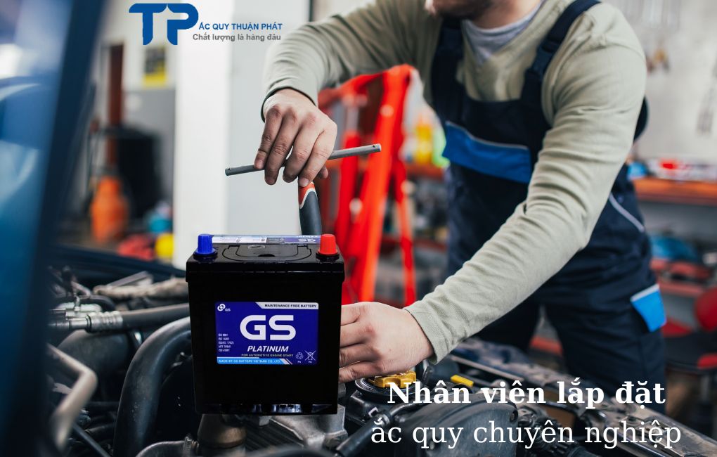Nhân viên lắp đặt ắc quy chuyên nghiệp