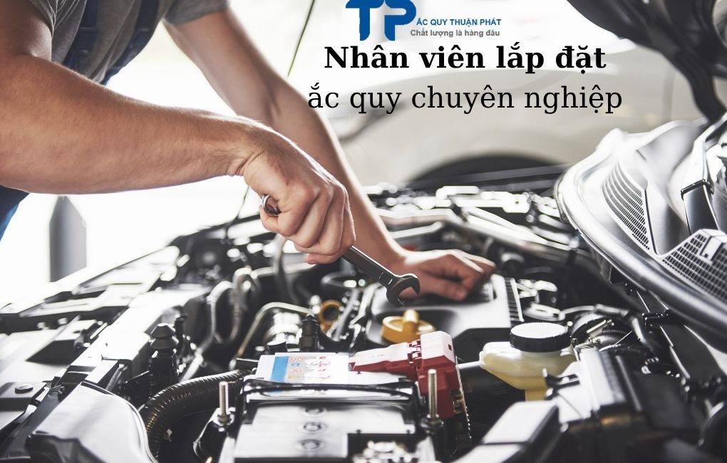Nhân viên lắp đặt ắc quy chuyên nghiệp