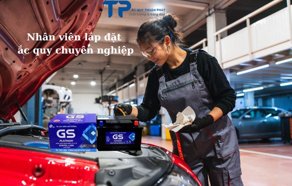 Nhân viên lắp đặt ắc quy chuyên nghiệp