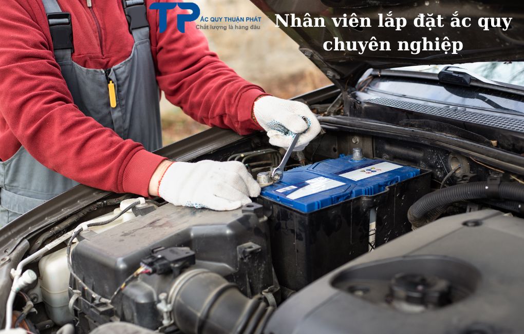 Nhân viên lắp đặt ắc quy chuyên nghiệp