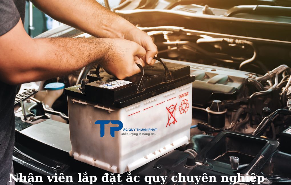 Nhân viên lắp đặt ắc quy chuyên nghiệp